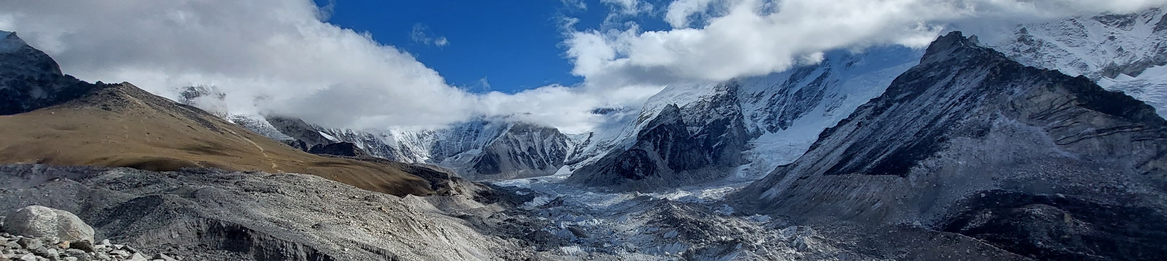 תוואי השטח של הקרחון שיורד מהר האוורסט.