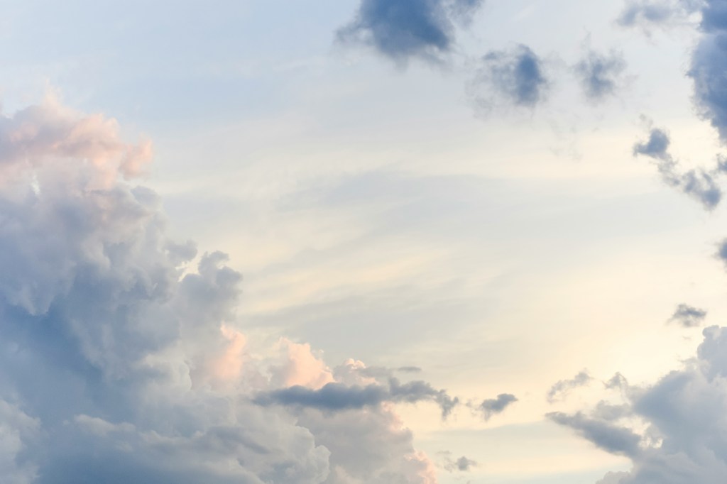 שמיים עם עננים בשעות בין הערביים.